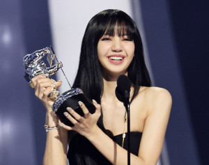 Lisa BLACKPINK Terima Penghargaan “Best Kpop” di MTV Video Music Awards 2022
