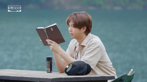 Bikin Semangat! Ini 5 Idol K-Pop yang Hobi Baca Buku