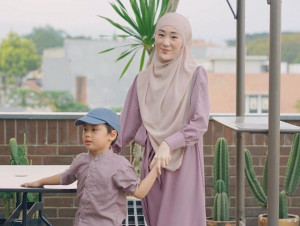 Ajak Sang Buah Hati Ke Tanah Suci, Larissa Chou Ucap Syukur