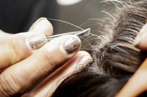 Jangan Cabut Uban Rambut! Ketahui 5 Risikonya