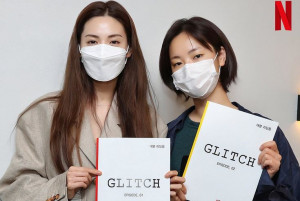 Jeon Yeo Bin Ungkap Misteri Pacarnya yang Hilang di Serial Netflix ”Glitch”