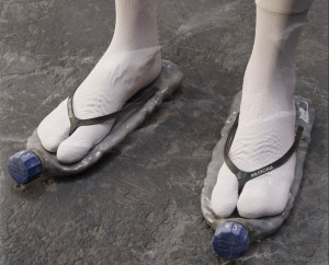 Balenciaga Kembali Viral, Kali Ini Karena Sandal Jepit dari Botol Plastik