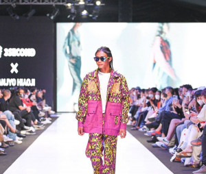 Tampil di Runway, Bonge Buat Heboh Penonton dengan Jalan Bak Model Ternama