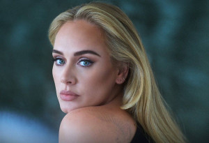 Koleksi Piala Penghargaan Bergengsi, Adele Turut Raih Kemenangan di "Emmy Award 2022"