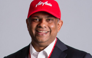 Bos AirAsia Bantu Ambil Sampah Penumpang di Pesawat, Netizen: Salut!