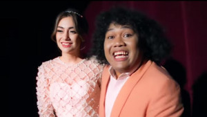 Celine Evangelista Tak Segan Cium Marshel Widianto di Depan Publik