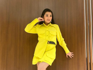 Bikin Ambyar! Lagu "Ojo Dibandingke" Dinyanyikan di Times Square oleh Fitri Carlina