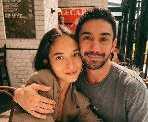 Putri Marino Unggah Foto Dirangkul Reza Rahadian, Netizen: Layangan Putus Season 2?