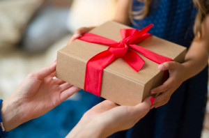 Berbagi Kebahagiaan, Intip Ide Hadiah Natal dan Tahun Baru untuk Pejuang LDR
