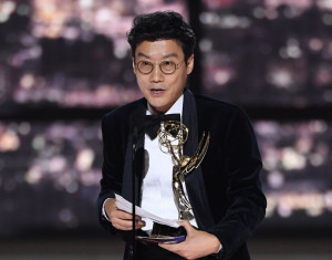 Setahun Setelah Rilis, Sutradara “Squid Game” Akhirnya Terima Piala di Emmy Awards