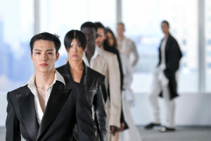 7 Potret Jeno NCT yang Debut Jadi Model Runway di NYFW