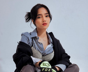 Kecam Warganet yang Hujat Ibunya, Fuji: Stop Ganggu Mama Saya!