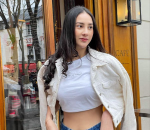 Diajak ke Atas Panggung oleh Ariel ‘NOAH’, Anya Geraldine: Sangat Shy Shy Cat