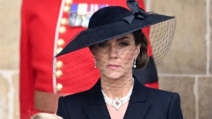 Kate Middleton Kenakan Mutiara Milik Ratu Elizabeth II di Acara Pemakaman