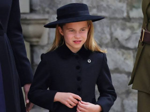 Beri Penghormatan pada Ratu Elizabeth II, Putri Charlotte Kenakan Bros Tapal Kuda