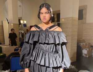 Model Indonesia, Shahnaz Indira Debut di Runway London Fashion Week 2023