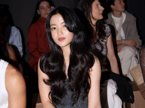 Dikira Member BLACKPINK, Kim Tae Ri Tampil Bling-bling di Milan Fashion Week