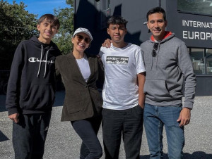 Donna Agnesia dan Darius Sinathrya Antar Anak Sekolah di Luar Negeri