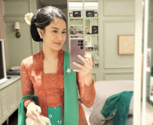 Jalan-Jalan ke Solo, Potret Dian Sastrowardoyo Coba Kebaya Lawas Tuai Pujian