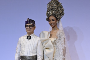 25 Tahun Berkarya, Desainer Denny Wirawan Persembahkan Koleksi Langkah