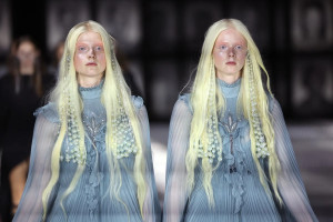 Unik! Gucci Hadirkan 68 Model Kembar Identik di "Milan Fashion Week"