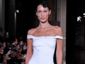 Menakjubkan! Bella Hadid Pakai Gaun "Semprot Ajaib" di Paris Fashion Week