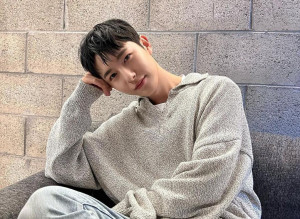 Tampil Simple dengan Hoodie, Renjun NCT Sambangi Lokasi "Citayam Fashion Week"