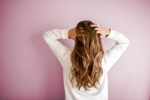 Tampil Lebih Percaya Diri dengan Rambut Wangi Sepanjang Hari