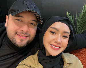 Tepis Isu Nikah Siri, Cita Citata Pamer Buku Nikah