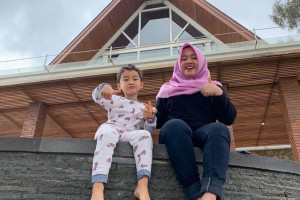 Jadi Pengasuh Rafathar, Segini Gaji Pertama Mbak Lala