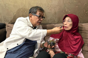 Jenguk Aktris Senior Nani Wijaya, Deddy Mizwar: Doakan Semoga Selalu Bahagia