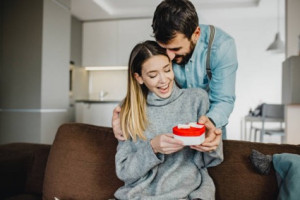 Bukan Matre, Pahami Love Language Receiving Gifts