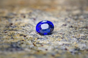 Bak Tetesan Air, Cantiknya Perhiasan dengan Batu Permata Safir yang Dibalut Berlian