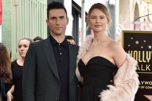 Behati Prinsloo Pamer Baby Bump Pasca Isu Selingkuh Adam Levine