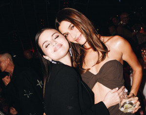 Diisukan Tak Akur, Selena Gomez dan Hailey Bieber Justru Lengket Foto Bersama