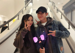 Jung Hae-in dan Pemain “Snowdrop” Dukung Jisoo di Konser BLACKPINK Seoul