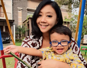Asri Welas Bagikan Cerita Sang Anak yang Idap Penyakit Katarak Kongenital