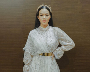 Yura Yunita Rayakan Setahun Album “Tutur Batin” dengan Hapus Riasan Saat Manggung