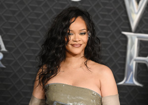 Hadiri Gala Premiere "Black Panther: Wakanda Forever", Penampilan Rihanna Jadi Sorotan