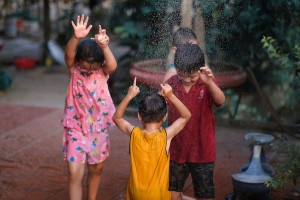 Tak Selalu Buruk, Ini 5 Manfaat Anak Bermain saat Hujan