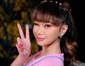 Denise Chariesta Nekat Minta Follow Back Ayu Dewi dkk