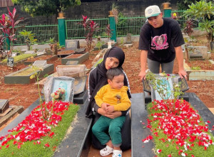 Ulang Tahun, Fuji An Ziarah ke Makam Bibi Ardiansyah dan Vanessa Angel