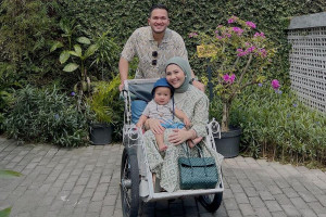 Kesha Ratuliu Umumkan Hamil Anak Kedua, Unggah Foto Bareng Suami dan Anak