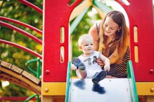 5 Tips Aman Bermain di Playground, Selalu Awasi Anak!