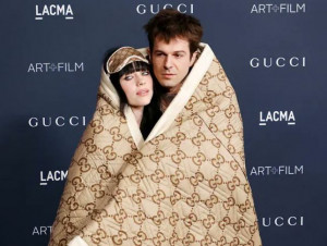 Tampil Perdana, Pasangan Billie Eilish dan Jesse Rutherford Kenakan Piyama dan Selimut