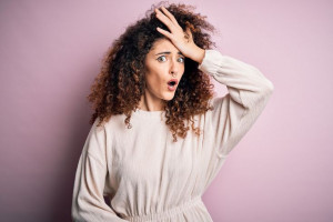 5 Kesalahan Buat Rambut Keriting Mudah Rusak