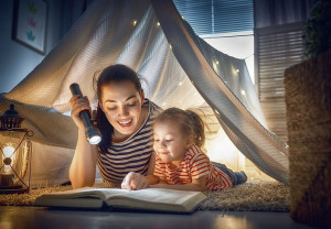 5 Cara Seru Bacakan Dongeng Sebelum Tidur untuk Si Kecil