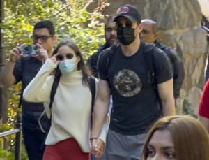Go Public! Chris Evans dan Alba Baptista Tertangkap Jalan Bareng