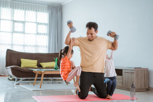 Jadi Role Model Anak! Ini Pentingnya Peran Ayah dalam Keluarga