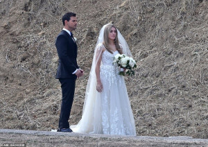 Sah! Taylor Lautner dan Taylor Dome Resmi Menikah